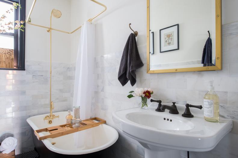 Transitional Bathroom With Cast-Iron Bathtub