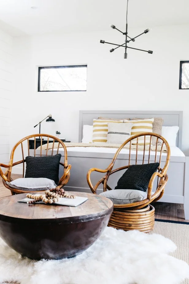 How to Decorate a Master Bedroom With a Sitting Area: Stylish Ideas