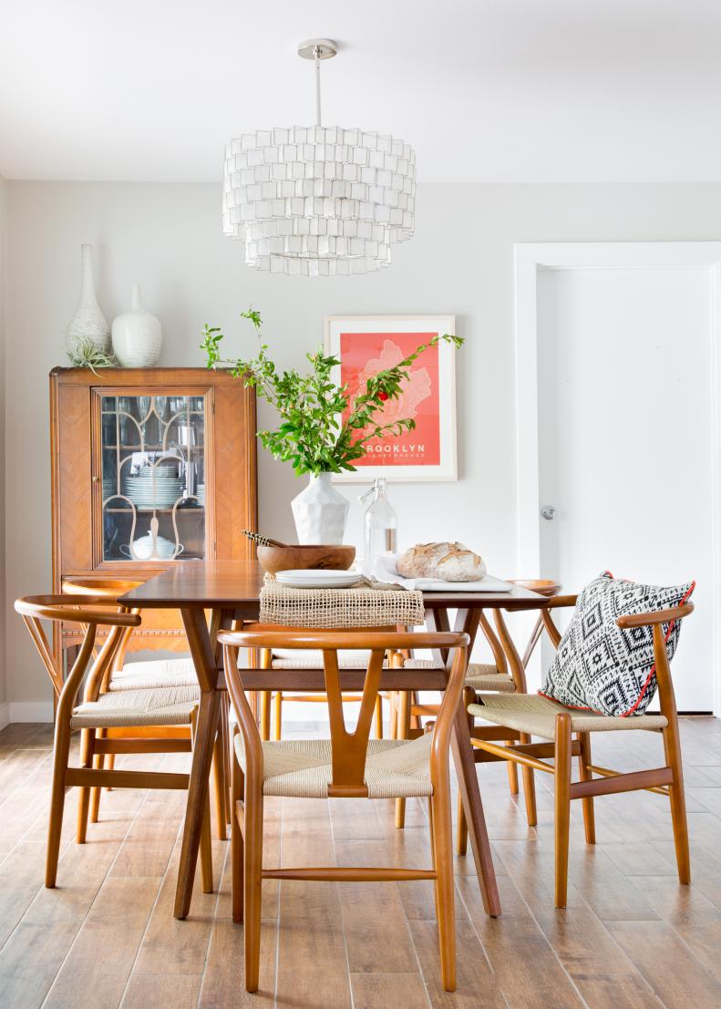 Midcentury Modern Dining Room With Tiered Chandelier