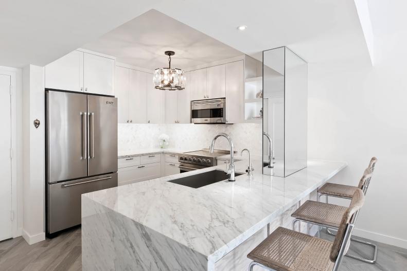 Small Kitchen With Mirror Column