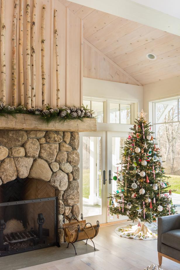 40 Christmas Mantel Decorating Ideas How To Decorate A Holiday Fireplace Mantel Hgtv