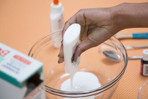 Pour glue into a clear bowl.