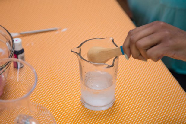 Combine four tablespoons of borax to four tablespoons of water.Mix until borax completely dissolves.