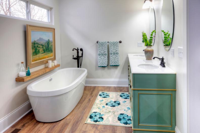 Salle de bain blanche avec double vasque verte et baignoire surdimensionnée blanche