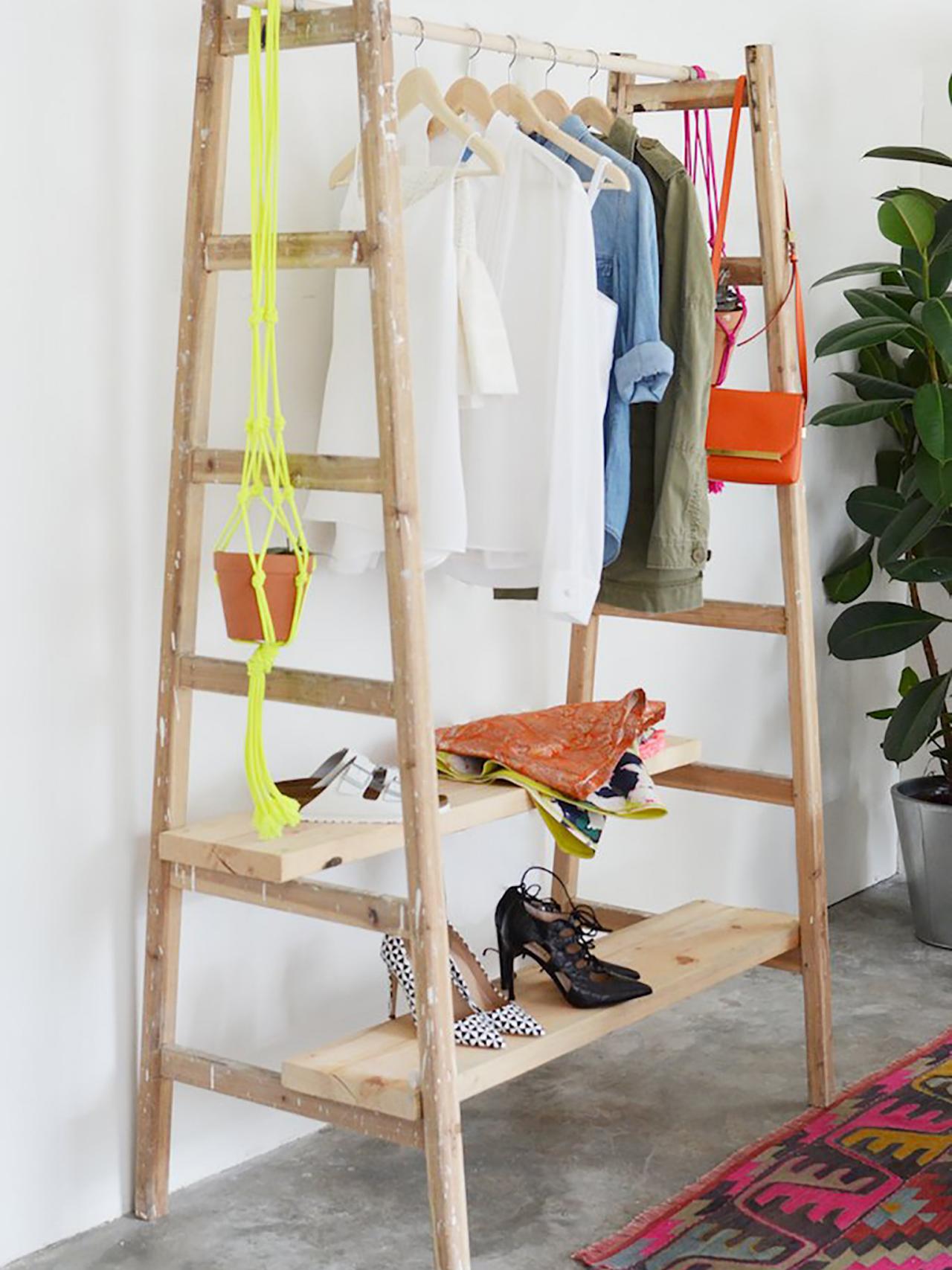 Hang on! With this DIY hanging clothes rack - DIY home decor - Your DIY  Family
