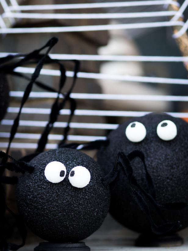We all love to find holiday crafts to do with our family that can become holiday decor for years to come. Create these adorable spiders with the kiddos for a fun Halloween craft that can then spooky up your entryway!