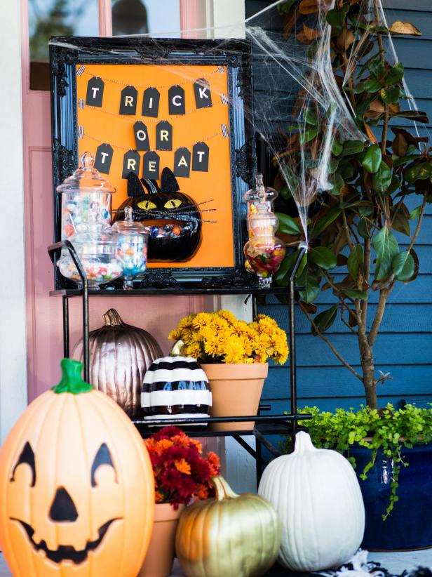 Transform the traditional pumpkin candy bowl on your porch into a decorative and creative statement piece. The black cat candy door hanger is easy to make, unique, and something the neighborhood kids will be so excited to try out.