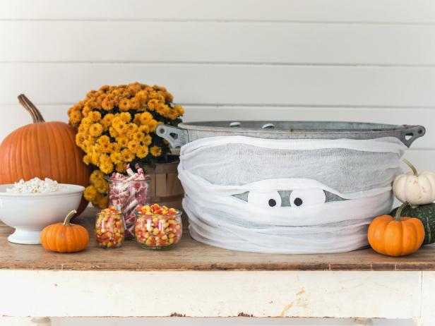 Need a quick and simple decorating idea for an upcoming party? Turn a galvanized tub into a friendly mummy, ready to keep ice and cold drinks at the ready.