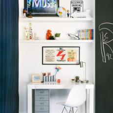 Built-In Desk in Boys' Bedroom