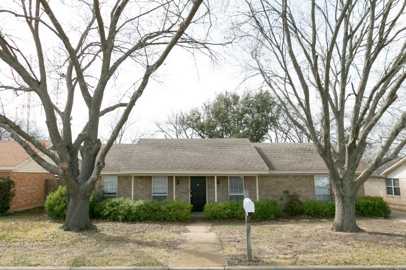 The exterior of the Lee home before renovations, as seen on Fixer Upper. (Before #1)