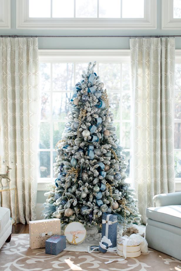 30 Non-Traditional Christmas Tree Themes