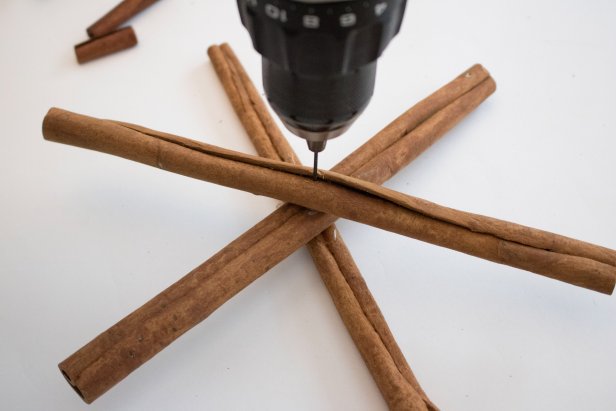 DIY cinnamon stick snowflake to accent your home during the holidays.