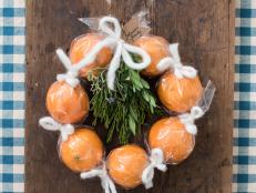 Clementines are a favorite seasonal fruit around the holidays as well as a popular gift basket filler. Take this tasty gift to the next level by turning them into a gorgeous wreath. It’s the perfect present for neighbors, teachers and a healthy alternative to all the holiday sweets.