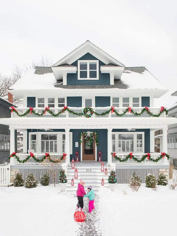 houses dressed for christmas Worlds Wildest Holiday House Displays