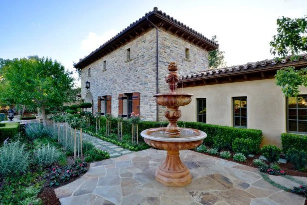 Mediterranean mansion with fountain