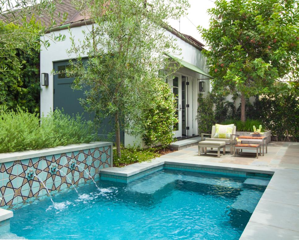lounge family pool