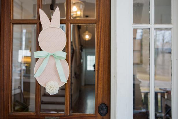 Enhance your décor with this metal rabbit door hanger. 