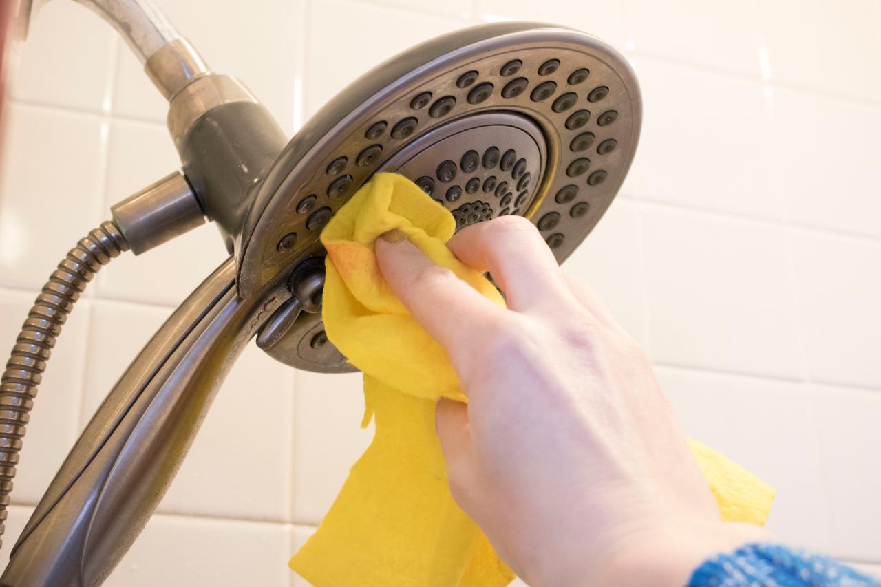 How to Deep Clean Your Bathroom Showerhead | Unclog a Showerhead with  Vinegar | HGTV
