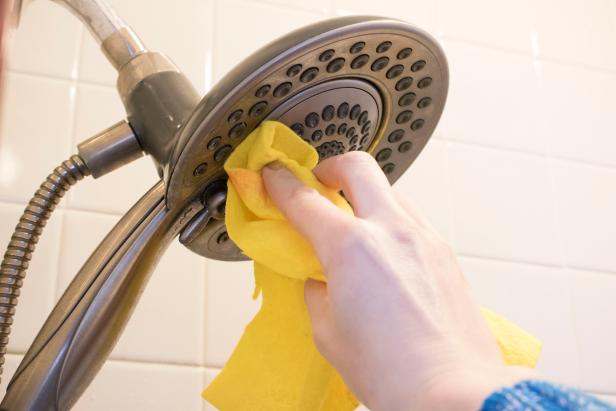 How to Deep Clean Your Bathroom Showerhead