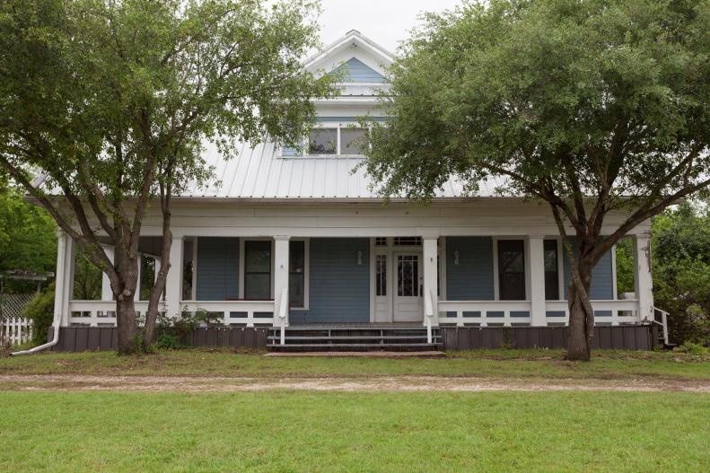 The exterior of the Ramsey home before renovations, as seen on Fixer Upper. (Before #1)