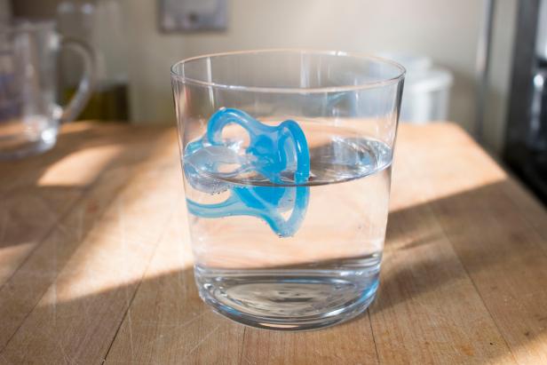 How to clean a pacifier in a vinegar bath.