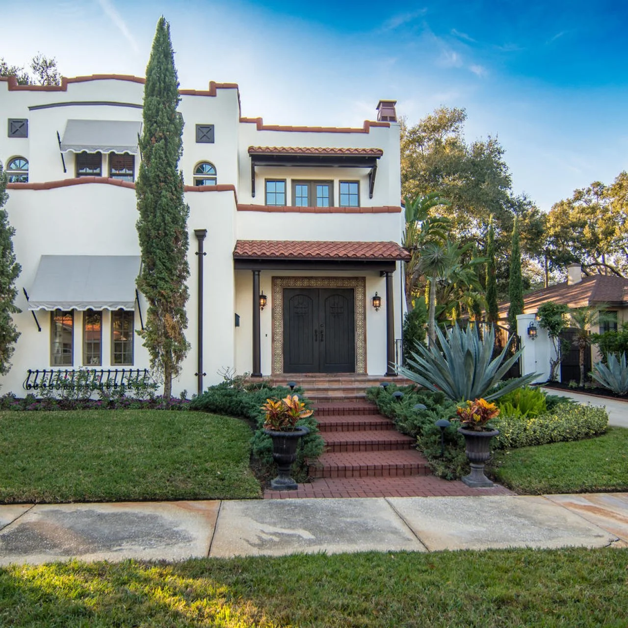 Single story white stucco house hi-res stock photography and images - Alamy, image size:1280x1280
