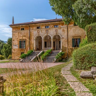 Renaissance-Era Villa and Vineyards in Italy