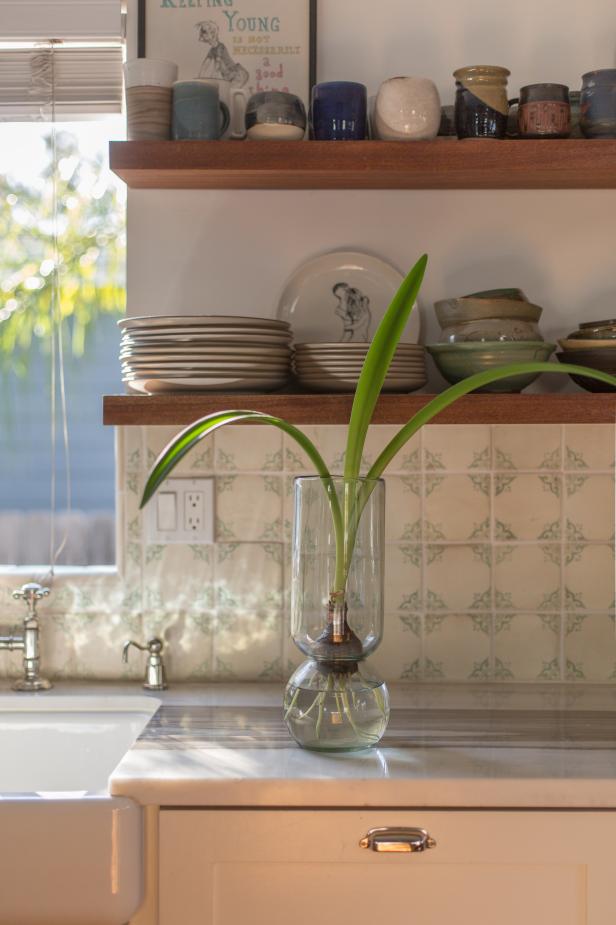 An amaryllis bulb in the perfect glass vase suits the refined, minimalist mood in this Malibu home.