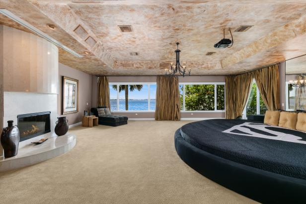 Pro basketball legend Shaquille O'Neal has put his 28-room lakefront mansion near Orlando, Fla. on the market at $28 million.