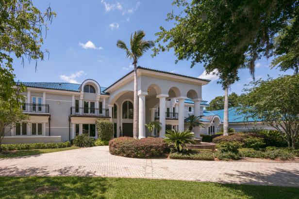 Pro basketball legend Shaquille O'Neal has put his 28-room lakefront mansion near Orlando, Fla. on the market at $28 million.