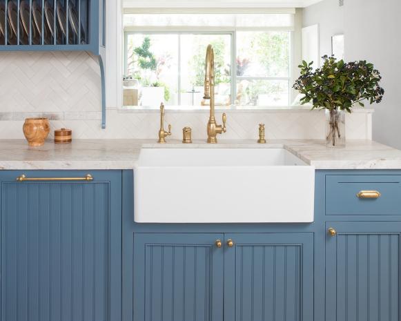 contemporary kitchen with farmhouse sink