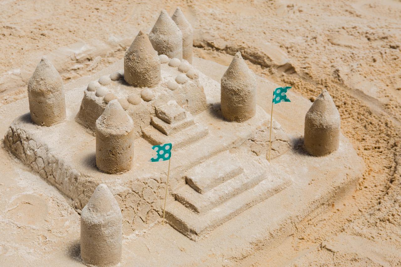 2 make a sand castle 1. Замок из песка смыло водой. Building Disney Sand Sculptures on the Beach.