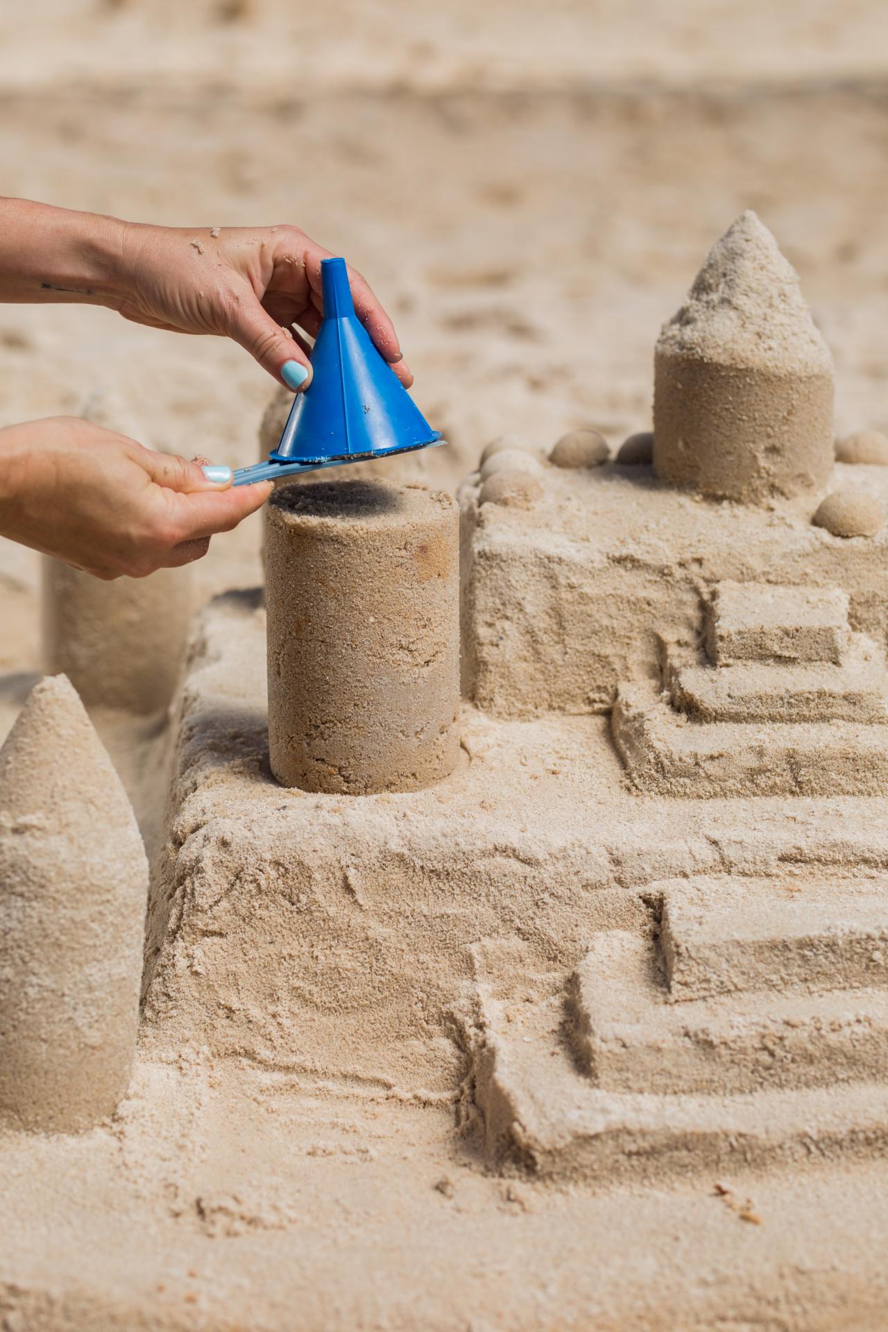 Make a sand castle. Песочный город. Песочный замок. Поделки из песка. Песочный замок поделка.