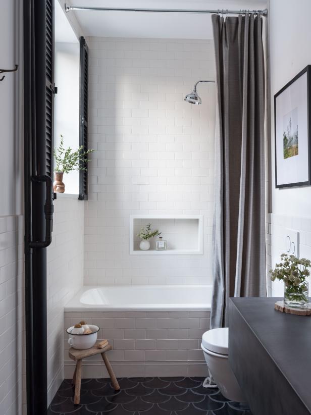 Small Bathtub Ideas And Options, How To Fit A Soaking Tub In Small Bathroom