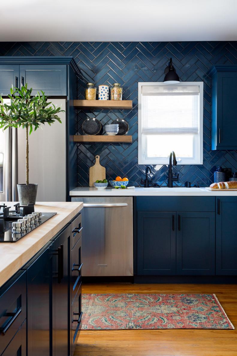 A casual and friendly kitchen with dark blue cabinets. 