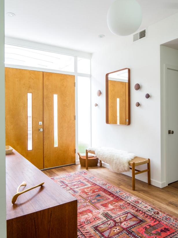 Midcentury Foyer With Pink Rug