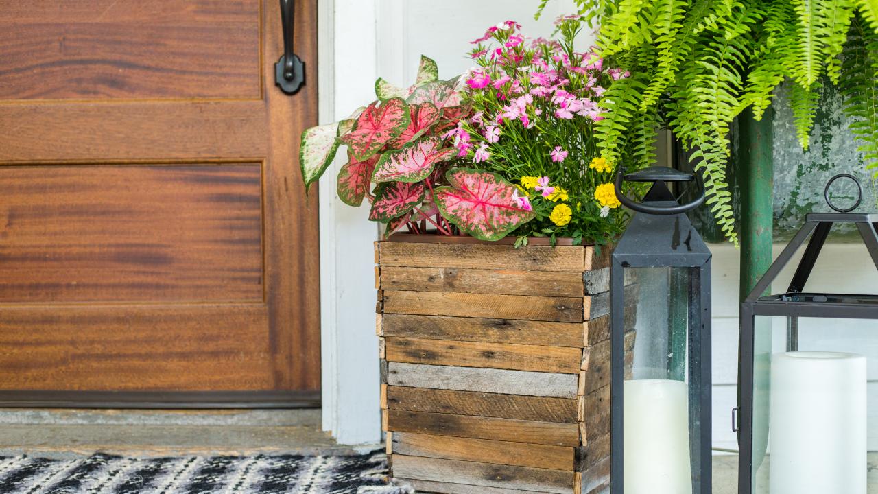 https://hgtvhome.sndimg.com/content/dam/images/hgtv/fullset/2018/7/18/0/Original_Jalynn-Baker-shiplap-planter-beauty-h.jpg.rend.hgtvcom.1280.720.suffix/1531928841680.jpeg