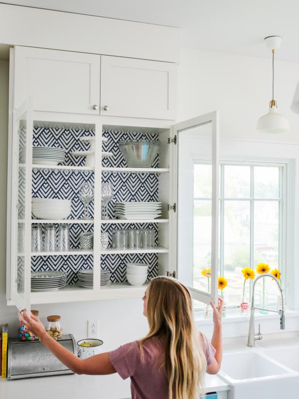 25 Easy Ways To Update Kitchen Cabinets, How To Make Shelves Between Cabinets And Doors Together