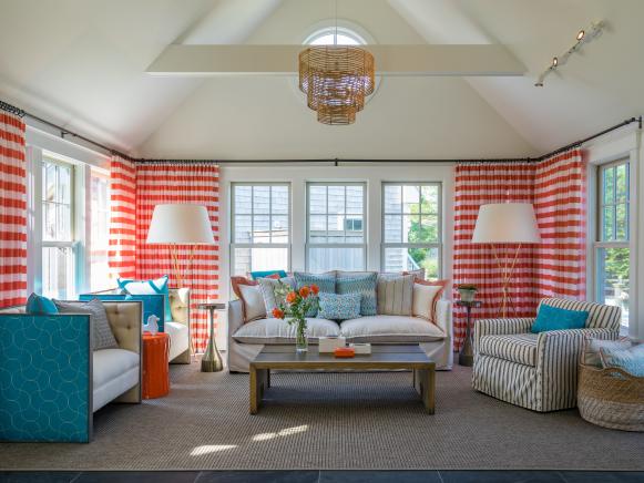 coastal sitting room with vaulted ceilings