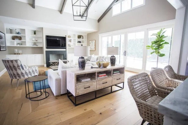 How to Decorate a Large Wall With Vaulted Ceilings: Stunning Ideas