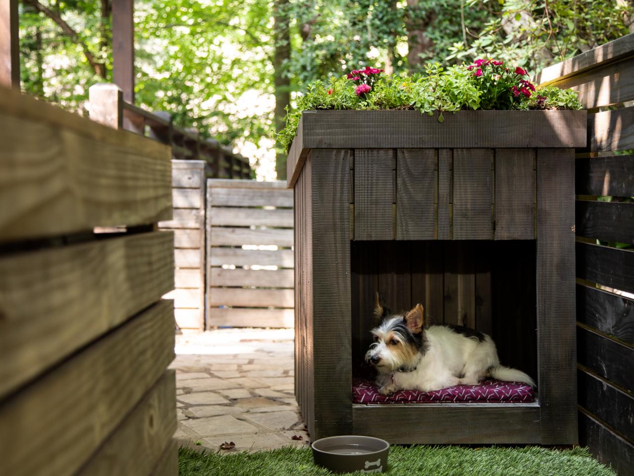 Homemade roof for outlet dog kennel