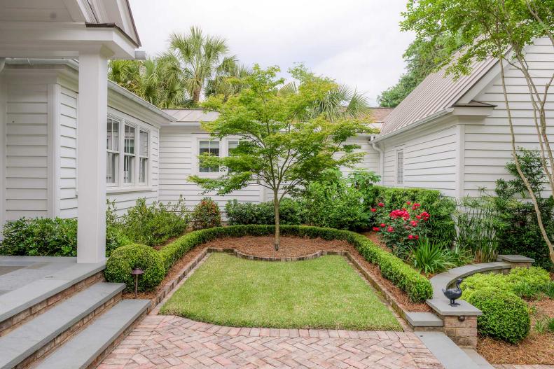 Cottage Side Garden With Brick Pavers 