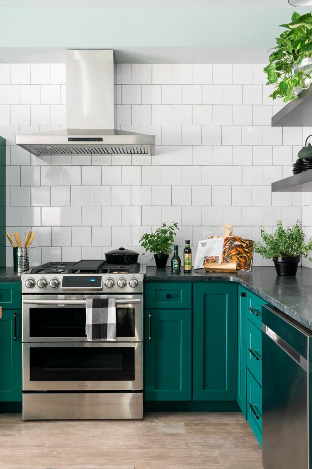 A sleek gas stove in stainless steel adds subtle shine to the classic design of this calm kitchen. The L-shaped layout of the kitchen maximizes the space and puts essentials easily within reach.