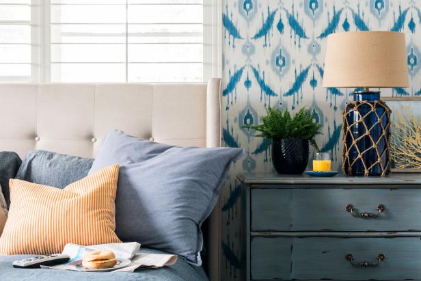 A nautical beachside bedroom with classic decor. 