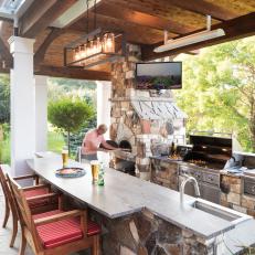 Outdoor Bar and Pizza Oven