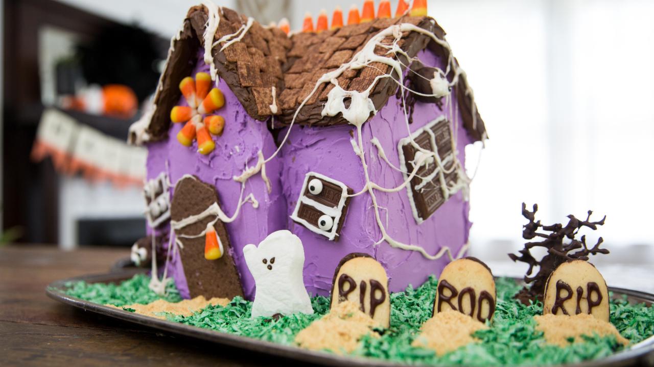 Halloween gingerbread store house