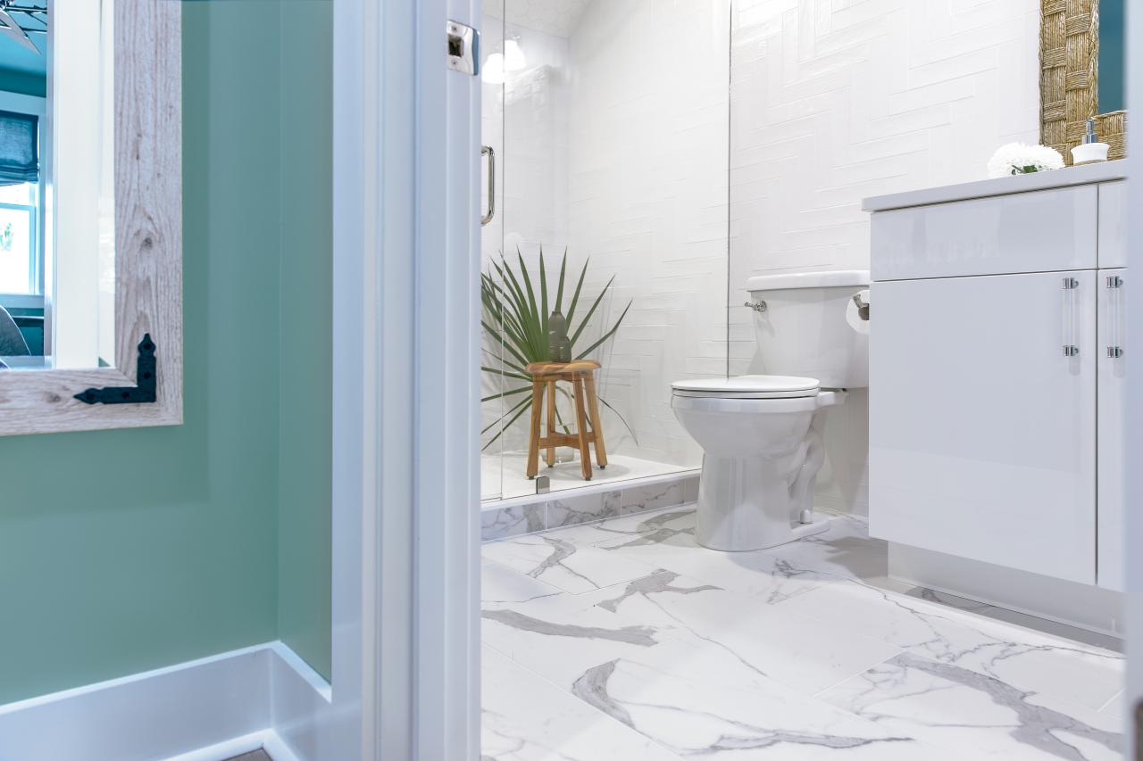 https://hgtvhome.sndimg.com/content/dam/images/hgtv/fullset/2019/10/25/0/dh2020_guest-bathroom-1-12-from-hall-77A1176_h.jpg.rend.hgtvcom.1280.853.suffix/1572024167824.jpeg