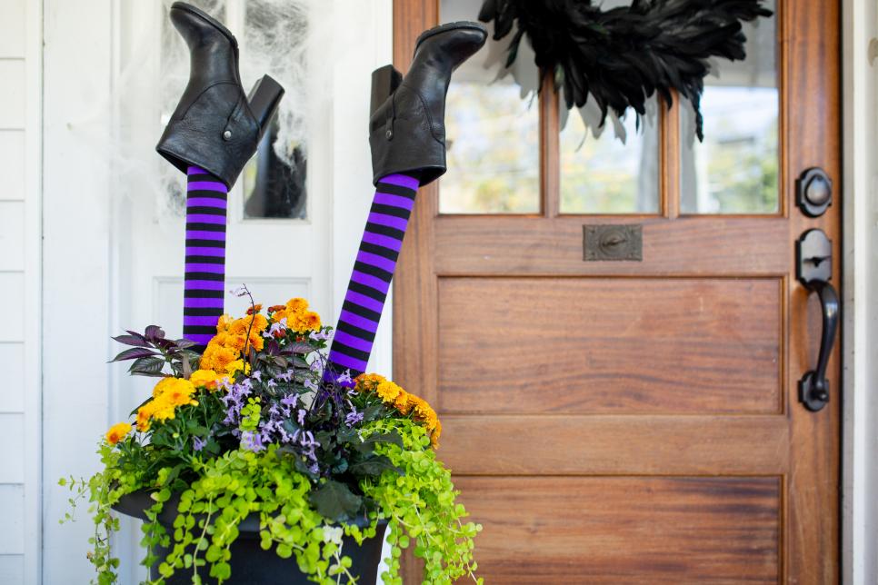 35 DIY Outdoor Halloween Decorations | HGTV