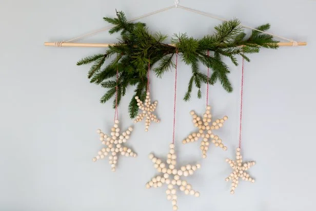 5 Snowflakes Hanging From Rod With Garland