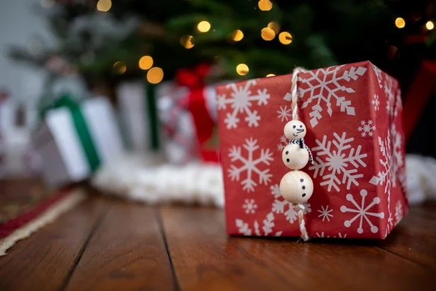 Box With String With Three Beads Forming the Shape of a Snowman